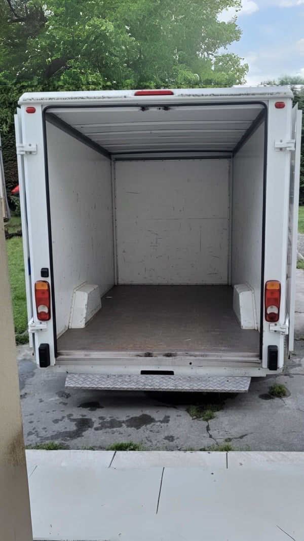 Intérieur d'un camion de déménagement prêt à être chargé d'objets et de cartons à Toulouse (31 Occitanie) avant le déchargement.