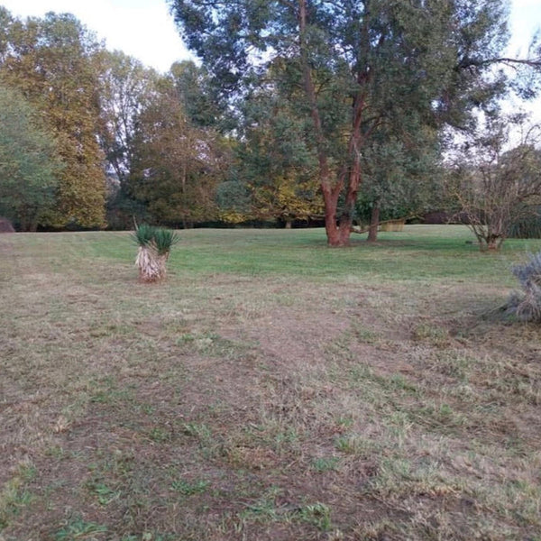 Grand terrain tondu et entretenu à Narbonne (11 Occitanie) après notre passage, l'espace vert est propre et l'herbe est coupée.